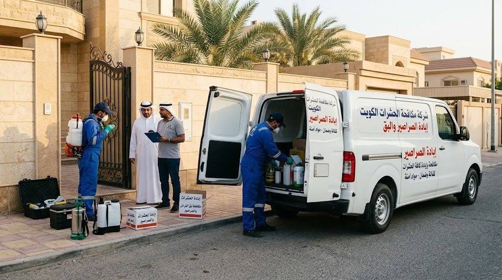 فني مكافحة حشرات أثناء تنفيذ دورة المعالجة في الكويت